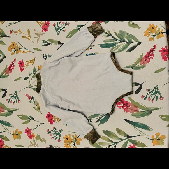 *4/$13* Hunting camo long sleeved onesie - Picture 3 of 4